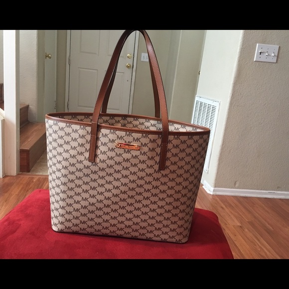 Michael Kors Emery Large Tote - Picture 2 of 8